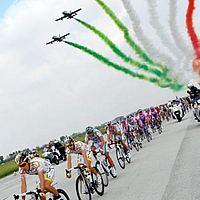 Frecce Tricolori in volo sopra l’aeroporto di Rivolto Airport alla partenza del Giro d’Italia 2020. La pavimentazione della pista non mostra ancora segni di fessurazione
