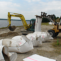 SoilTain zakken vullen met plaatselijk beschikbaar zand is geschikt voor dijken en dammen