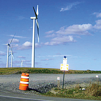 Tijdelijke toegangsweg op de voorgrond van een windmolenpark