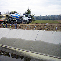De Incomat Standard betonmat vullen met vloeibaar beton