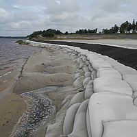 SoilTain zakken om een strandkust te beschermen