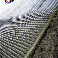 Kanaalwand bedekt met Incomat® Standaard betonmat