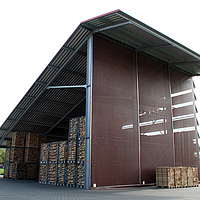 Windbreeknet op een magazijn voor het kloven van hout