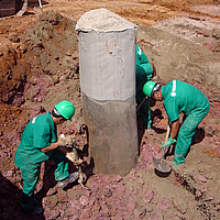 Een met geosynthetisch materiaal beklede zandkolom wordt gegraven in