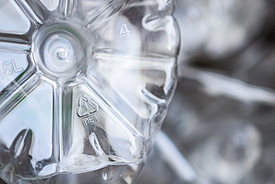 Bodem van een plastic fles met zichtbaar recyclebaar PET logo, gebruikt voor de productie van Fortrac T eco geogrids