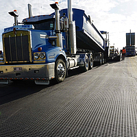 Vrachtwagen brengt materiaal voor wegenbouw