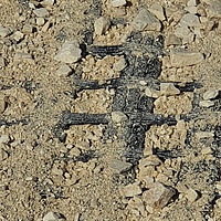 Close-up van bovenaf: Fortrac geogrid bedekt met grind om de bodem te versterken