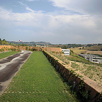 Vista del parcheggio e piazzale di manovra con barriere antiurto in terra rinforzata