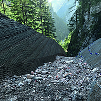 Beschermingsdam tegen instortende rotsen in het nationaal park Gesäuse