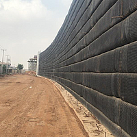 Muur is volledig bedekt met Fortrac geogrid voor stabiliteit en veiligheid