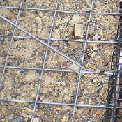 Stalen bekistingselementen gevuld met kleine stenen