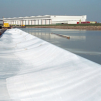 Voorbereiding van de geotextielfilm in de haven