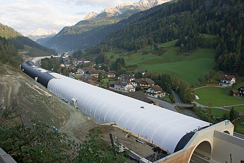 Geosynthetische kleibliners en bentonietmatten van HUESKER voor een efficiënte afdichting van een tunnel om het milieu en waterlichamen te beschermen
