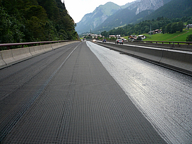 Deel van een snelweg versterkt met HaTelit geogrid