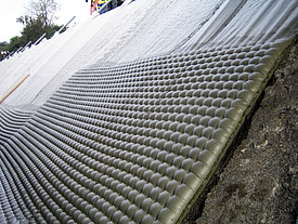 Kanalwand mit Incomat® Standard Betonmatte bedeckt