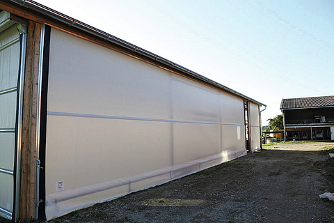 Lubratec Rollofront met geïnstalleerde buismotor als wind- en weerbescherming van de schuur