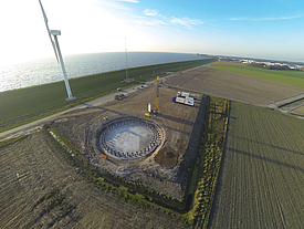 Versterkte kraanopstelplaats voor de start van de bouw van de windturbine in Windpark Zuidwester