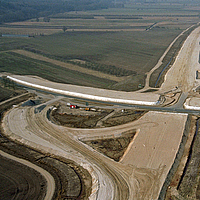 Vogelvlucht van de bouwplaats van het knooppunt van snelwegen toont het gebruik van Stabilenka geofabricage