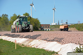 Tijdelijke bouwweg wordt bereden door een tractor