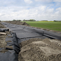 Tijdelijke toegangsweg tot het windmolenpark, versterkt met een biaxiaal geofabricaat