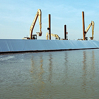 Installatie van de geotextielfolie in de haven