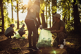 Vrijwilligers verzamelen plastic flessen in het bos om Fortrac T eco-geogrids te maken van 100% gerecycled PET
