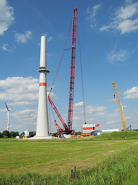 Een kraan tilt de gondel op de windturbine