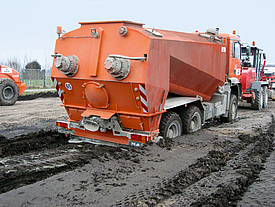 Rijden met zwaar bouwmaterieel op slappe ondergrond