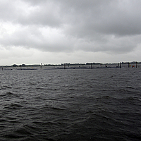 Buitenaanzicht van een dam aan de waterkant