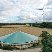 Dicht bij de natuur: Cogatec emissiebeschermingsdak vanuit vogelperspectief op een veld