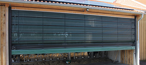 Lubratec® fronten - Vouwbaar front - Ideale oplossing voor het afsluiten van brede openingen in machinehallen en voederopslagplaatsen Lubratec vouwfront - Effectieve sluitoplossing voor brede openingen en doorgangen