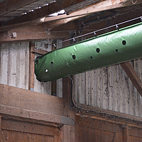 Close-up van het onderaanzicht van de Tube Air ventilatieslang in een koeienstal.