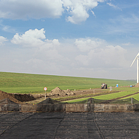 Met geogrids versterkte aarde als kraanspoor voor de bouw van windturbines