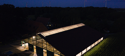 Lubratec® stalverlichting - Natuurlijk daglicht en efficiënte LED-verlichting Verlichte stal met Lubratec®-verlichting, bevordert de vitamine D-productie en verhoogt de vitaliteit van uw dieren