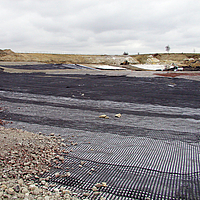 Basetrac Grid geogrid in gebruik om de funderingslaag op een bouwplaats te versterken