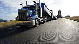 Vrachtwagen vervoert ruw asfalt over HaTelit XP grid