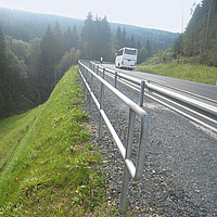 Federale weg direct op steile, geosynthetisch versterkte draagstructuur