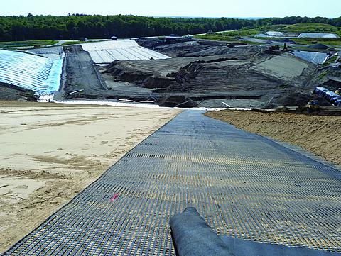Installation of a multifunctional waterproofing membrane at a landfill site