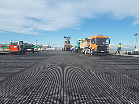 SamiGrid® composiet op asfalt op luchthaven, tijdens asfaltering