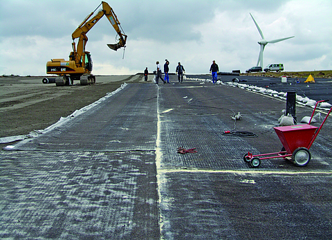 Unrolling using the laying crossbeam by an excavator