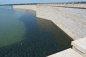 Stabiele kademuren met Fortrac Block: veilige scheiding van water en land