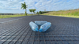 Weg met HaTelit C eco-versterking en gerecyclede plastic flessen