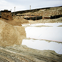 Stabilenka geogrid wordt gebruikt om een helling op een bouwplaats vast te zetten