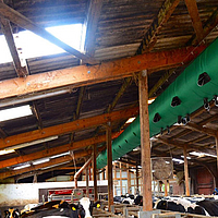 Onderaanzicht van de buisluchtventilatieslang Onderaanzicht van de Tube Air ventilatieslang in een koeienstal