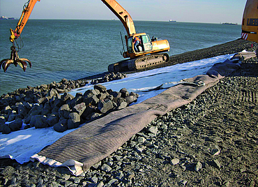 Hydraulic engineering blocks, combined with a colloidal grout, ensure the stability of the filter.