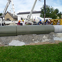Vullen van de Incomat® Pipeline Cover met betonpomp via vulopening