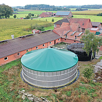 Overzicht: Cogatec emissiebeschermingsdak vanuit vogelperspectief op een werf