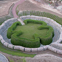 Permanent landschapskunstwerk in de vorm van een klavertje vier