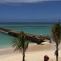 Bodembuis onder een pier in het water bij een toeristisch strand als golfbreker