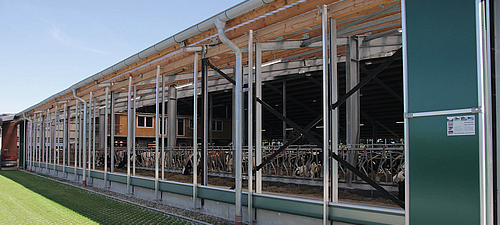 Windende ventilatie in de melkstal Geopende kronkelventilatie op een melkveestal